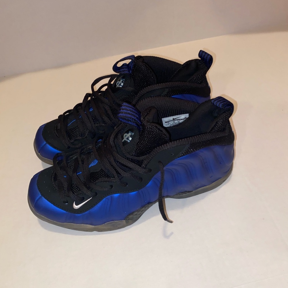 Royal blue foamposites size 7 in men